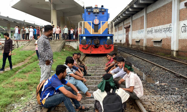 বিশেষ ট্রেন পছন্দ না হওয়ায় রাজশাহীতে ‘জুলাই যোদ্ধাদের’ রেলপথ অবরোধ